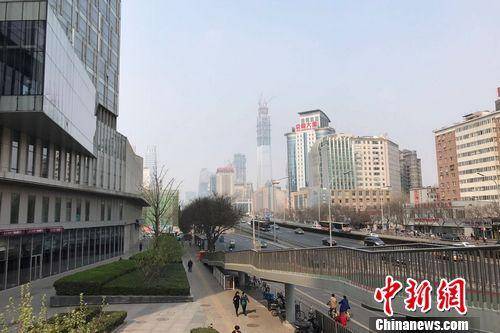 图为北京双井附近的写字楼和居民住宅楼。 中新网 程春雨 摄